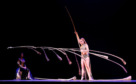 8일(현지시간) 콜롬비아 보고타에서 태양의 서커스 단원들이 ‘아마루나(Amaluna)’ 공연 리허설을 하고 있다.  EPA 연합뉴스