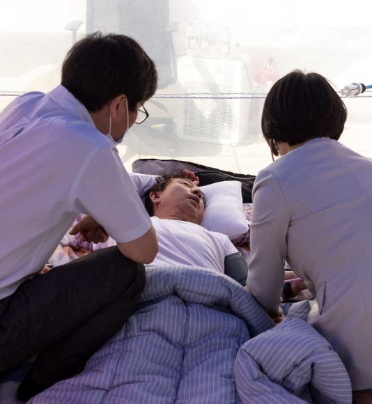 단식 7일째, 의료진 만난 김성태 원내대표