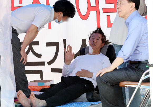 손들어 의사 표시하는 김성태 원내대표