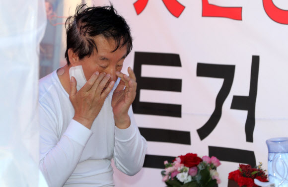 일어나 앉은 김성태 원내대표