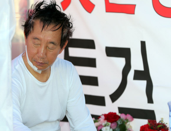 일어나 앉은 김성태 원내대표