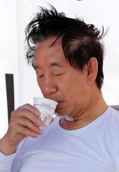 물 마시는 김성태 원내대표