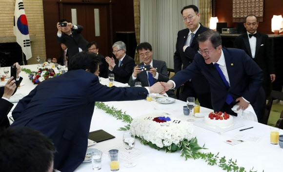 문재인 대통령이 9일 오후 일본 도쿄 총리관저에서 열린 한-일 정상회담 오찬에서 아베 신조 일본 총리로부터 대통령 취임 1주년 기념 케이크를 깜짝 선물 받고 기뻐하고 있다. 2018.5.9 연합뉴스.