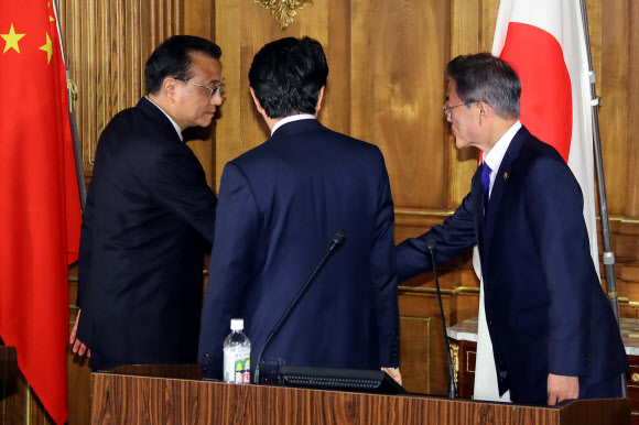 공동언론 발표 후 인사나누는 한-일-중 정상