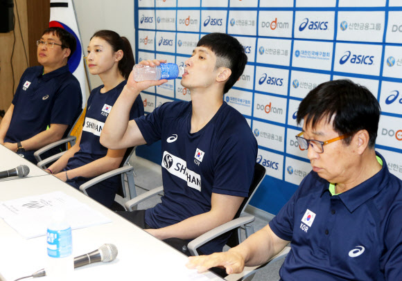 음료수 마시는 문성민