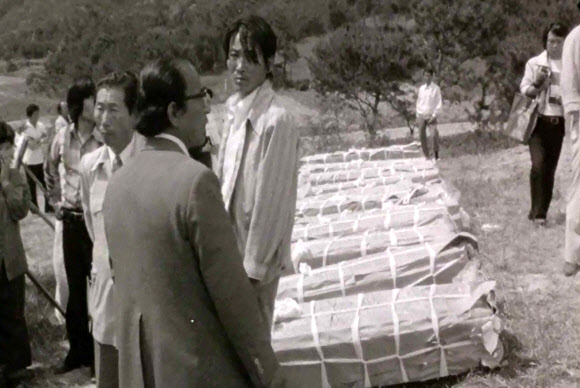 광주 망월동으로 옮겨진 5?18 희생자