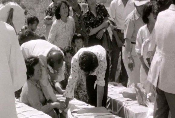 오열하는 5·18 가족들