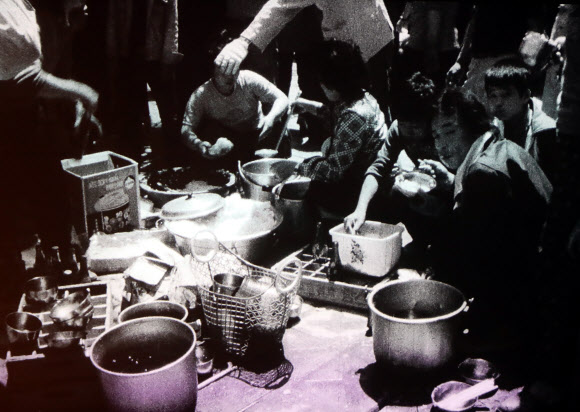 주먹밥 나누는 5·18 시민