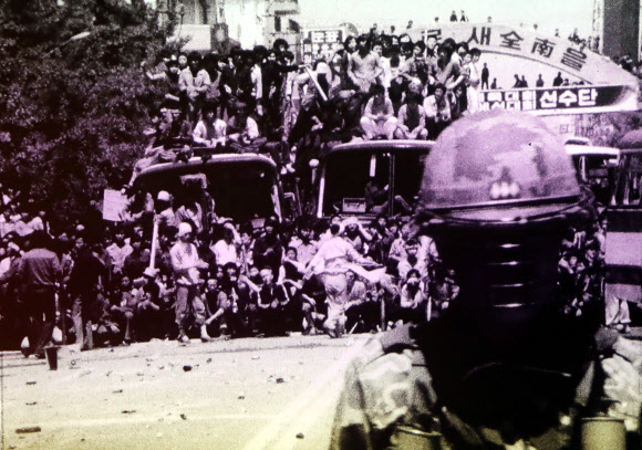 시민과 대치하는 계엄군