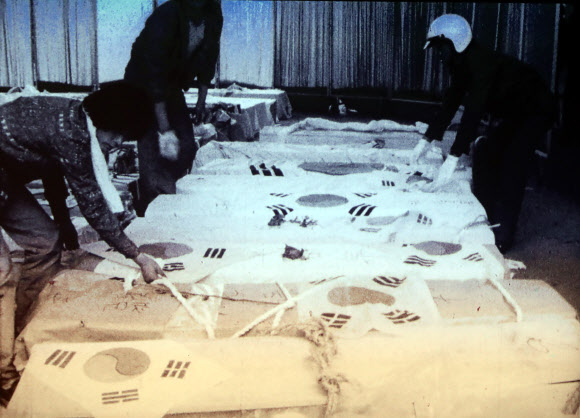 태극기로 덮인 5·18 희생자들