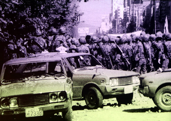 시민과 대치하는 5·18 계엄군