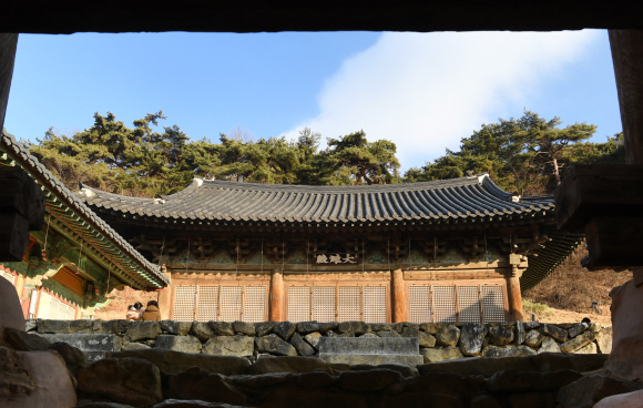 봉정사의 중심 건물인 대웅전. 조선 초기의 건축양식을 잘 보여 주고 있다.