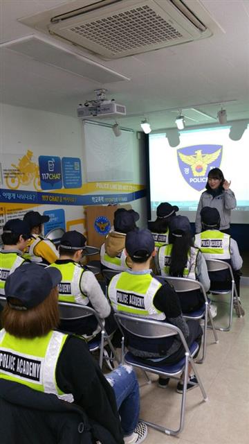 유혜미 대전중부경찰서 경장이 지난 1월 대전에서 열린 청소년경찰학교에서 학교전담경찰관의 역할에 대해 설명하고 있다.  유혜미 경장 제공