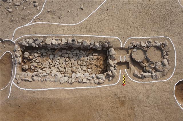 경북 경주 탑동 단독주택 신축 부지에서 4~6세기에 조성한 것으로 추정되는 신라 무덤 34기가 발견됐다. 사진은 경주 탑동 6-1번지에서 발견된 3호 덧널무덤. 허리에 숫돌을 찬 상태의 피장자가 매장돼 있었으며 비늘 갑옷도 함께 발견됐다.  문화재청 제공