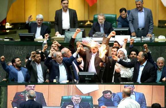 성조기 태우는 이란 의회 