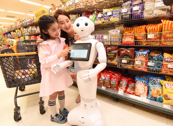 이마트 쇼핑도우미 로봇 ‘페퍼’ 