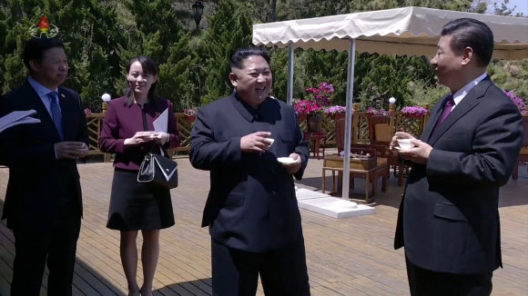 북한 조선중앙TV가 9일 오후 방영한 김정은 국무위원장의 중국 랴오닝(遼寧)성 다롄(大連) 방문 영상에서 김 위원장과 시진핑 중국 국가주석이 차를 마시며 환담하고 있다. 김여정 북한 노동당 제1부부장과 쑹타오(宋濤) 중국 공산당 대외연락부장이 동석한 모습이다.  연합뉴스