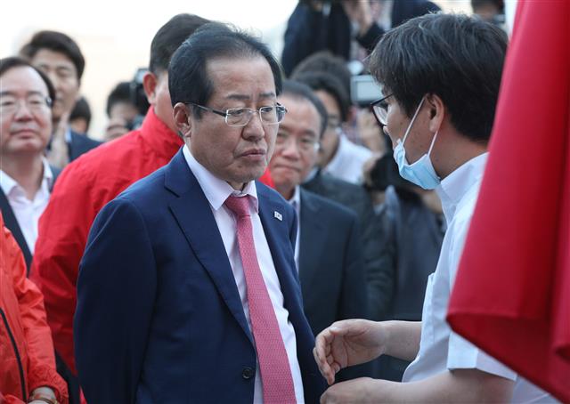 홍준표 자유한국당 대표가 9일 오후 서울 여의도 국회 본청 앞 천막에서 드루킹 댓글 조작 사건 특검을 요구하며 7일째 단식 농성 중인 김성태 원내대표를 만난 후 의료진에게 건강 상태를 묻고 있다. 김 원내대표는 병원에 갈 것을 거부했으며 내일까지 조건없는 특검을 수용할 것을 더불어민주당에 요구했다.  뉴스1