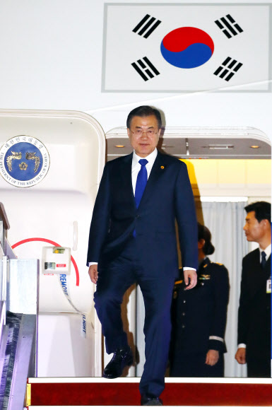 문재인 대통령이 9일 오후 제7차 한중일 정상회의를 마치고 서울공항을 통해 귀국하고 있다. 연합뉴스