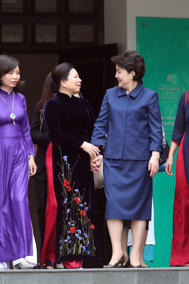 김정숙 여사와 꽝?베트남?국가주석의?부인?응우옌 티 히엔 여사가 23일 오전 베트남 하노이 민족학 박물관 공원을 산책하고 있다. 2018.3.23 청와대 제공