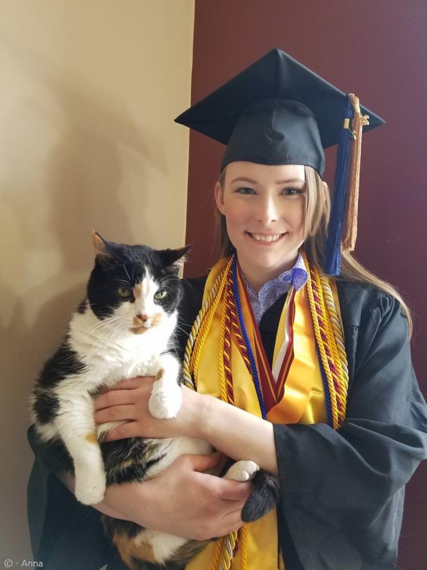 올해 5월 대학을 졸업한 애나와 삼색고양이 샐리.