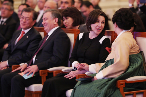 김정숙 여사가 우즈베키스탄 대통령 내외 국빈 환영공연에서 미르지요예바 우즈베키스탄 영부인과 손을 마주잡고 환담하고 있.17.11.23 청와대제공