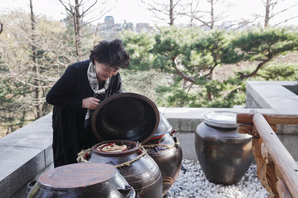김정숙 여사가 관저에서 장독대의 장을 살피고 있다.18.4.4 청와대제공