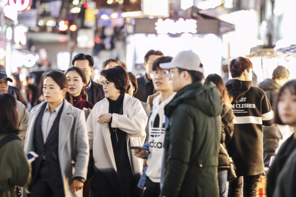 김정숙 여사가 연극 <3월의 눈> 관람 후 시민들 속에서 명동거리를 거닐고 있다.18.3.7 청와대제공