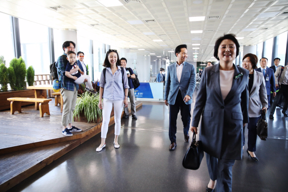 김정숙 여사가 지방을 가며 공항에서 시민들과 인사하고 있다.17.5.18 청와대제공