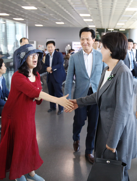 김정숙 여사가 지방을 가며 공항에서 시민들과 인사하고 있다.17.5.18 청와대제공