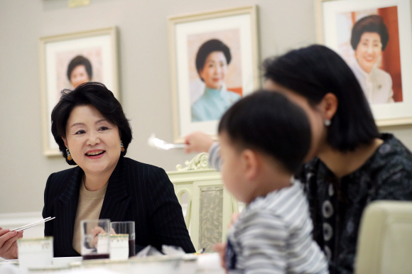 김정숙 여사가 한부모 여성의 어머니와 아이까지 가족 3대를 초청해 오찬하고 격려하고 있다. 17.12.6 청와대제공