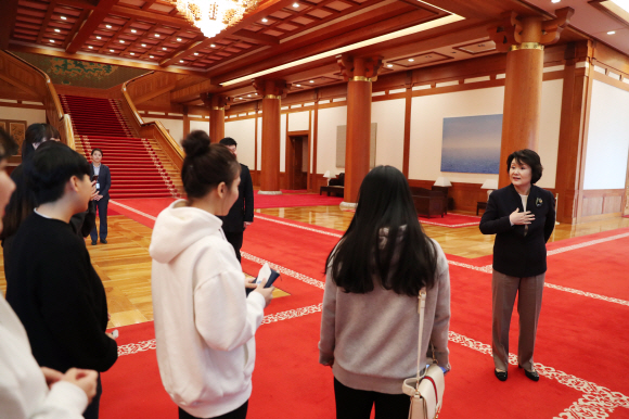 김정숙 여사가 고등학생 청소년 한부모 시설인 애란원 원생을 초청 오찬하고 환담하고 있다.17.10.30 청와대제공