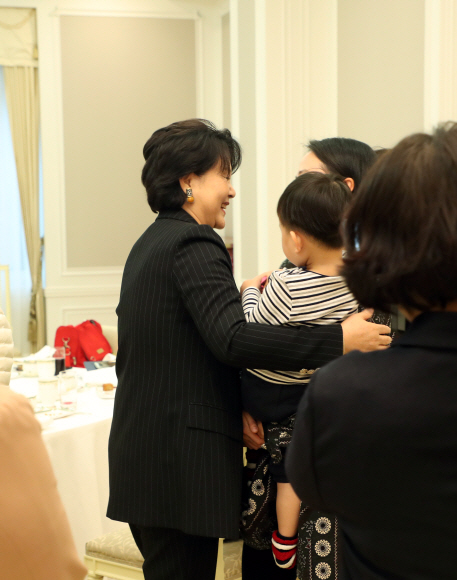 김정숙 여사가 한부모 여성의 어머니와 아이까지 가족 3대를 초청해 오찬하고 격려하고 있다. 17.12.6 청와대제공