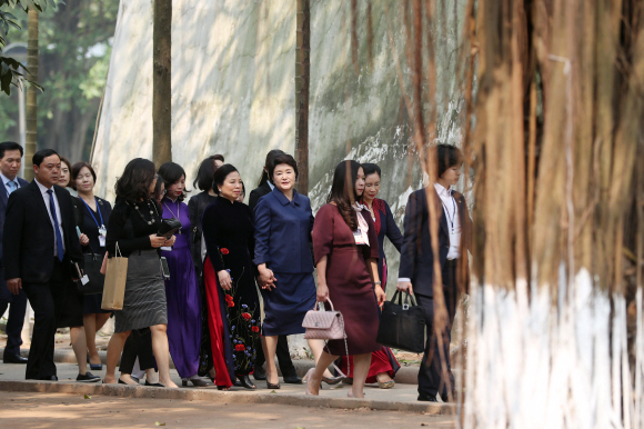 김정숙 여사와 꽝?베트남?국가주석의?부인?응우옌 티 히엔 여사가 23일 오전 베트남 하노이 민족학 박물관 공원을 산책하고 있다. 2018.3.23 청와대 제공
