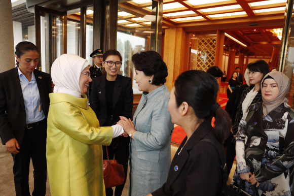 김정숙 여사가 터키 대통령 내외 국빈방한에서 환담 후에 에미네 에르도안 영부인의 손을 마주잡고 전송하고 있다.18.5.2.청와대제공