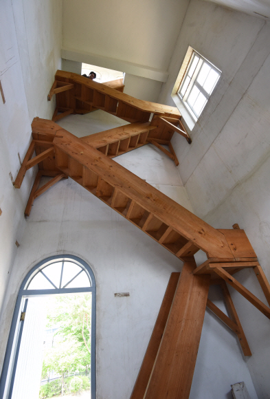 탑 3층으로 올라가는 나무 계단.<br>최해국 선임기자 seaworld@seoul.co.kr