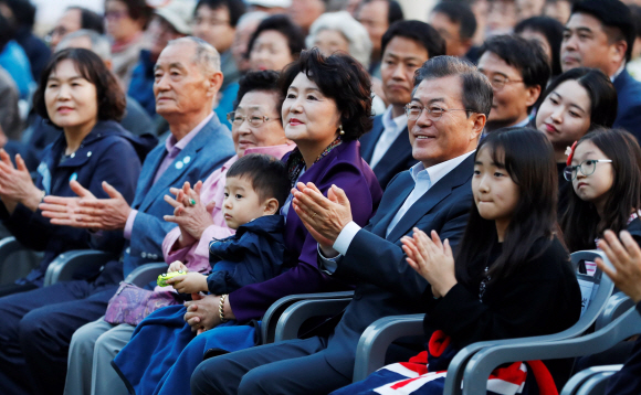 10일 오후 문재인 대통령과 김정숙 여사는 취임 1주년을 맞아 청와대 인근 주민들을 초대해 “달빛이 흐른다”라는 작은 음악회를 가졌다. 청와대 제공