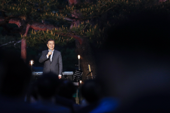 10일 오후 문재인 대통령과 김정숙 여사는 취임 1주년을 맞아 청와대 인근 주민들을 초대해 ”달빛이 흐른다”라는 작은 음악회를 가졌다. 청와대 제공