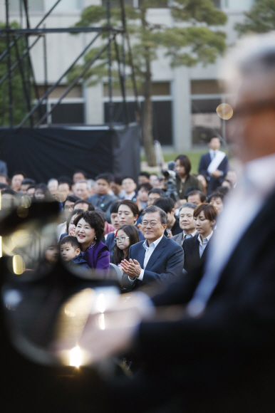 10일 오후 문재인 대통령과 김정숙 여사는 취임 1주년을 맞아 청와대 인근 주민들을 초대해 ”달빛이 흐른다”라는 작은 음악회를 가졌다. 청와대 제공