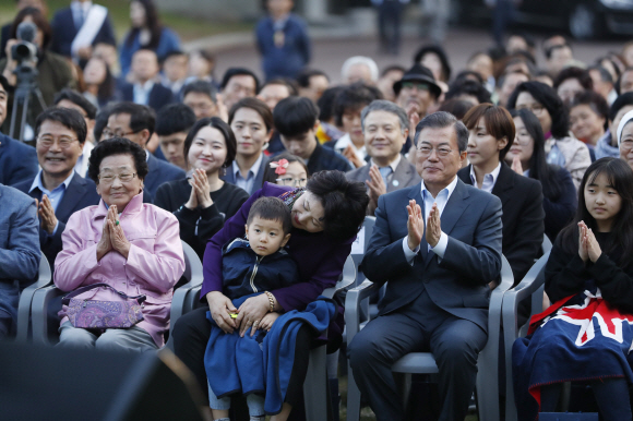 10일 오후 문재인 대통령과 김정숙 여사는 취임 1주년을 맞아 청와대 인근 주민들을 초대해 ”달빛이 흐른다”라는 작은 음악회를 가졌다. 청와대 제공