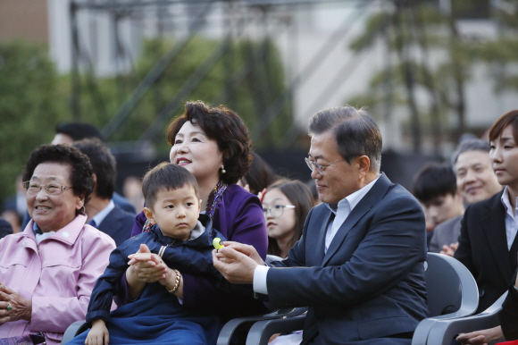 10일 오후 문재인 대통령과 김정숙 여사는 취임 1주년을 맞아 청와대 인근 주민들을 초대해 ”달빛이 흐른다”라는 작은 음악회를 가졌다. 청와대 제공