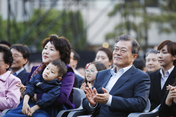 10일 오후 문재인 대통령과 김정숙 여사는 취임 1주년을 맞아 청와대 인근 주민들을 초대해 ”달빛이 흐른다”라는 작은 음악회를 가졌다. 청와대 제공