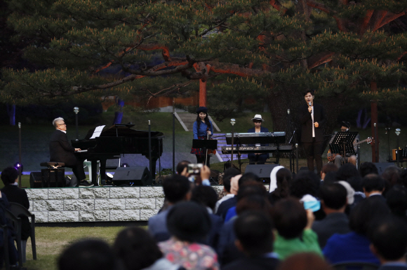 10일 오후 문재인 대통령과 김정숙 여사는 취임 1주년을 맞아 청와대 인근 주민들을 초대해 ”달빛이 흐른다”라는 작은 음악회를 가졌다. 청와대 제공