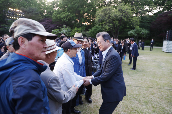 10일 오후 문재인 대통령과 김정숙 여사는 취임 1주년을 맞아 청와대 인근 주민들을 초대해 ”달빛이 흐른다”라는 작은 음악회를 가졌다. 청와대 제공