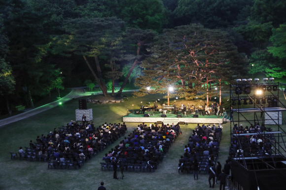 10일 오후 문재인 대통령과 김정숙 여사는 취임 1주년을 맞아 청와대 인근 주민들을 초대해 ”달빛이 흐른다”라는 작은 음악회를 가졌다. 청와대 제공