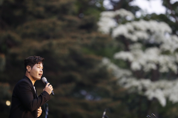 10일 오후 문재인 대통령과 김정숙 여사는 취임 1주년을 맞아 청와대 인근 주민들을 초대해 “달빛이 흐른다”라는 작은 음악회를 가졌다. 가수 나윤권씨가 공연을 하고 있다. 청와대 제공