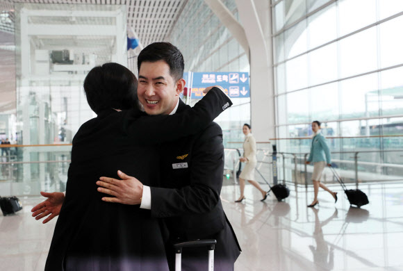 ’땅콩 회항’ 사건 피해자 박창진 전 대한항공 사무장이 병가를 마치고 11일 오전 인천공항 제2터미널로 출근하며 환영인사를 나온 정의당 이정미 대표와 포옹하고 있다. 연합뉴스