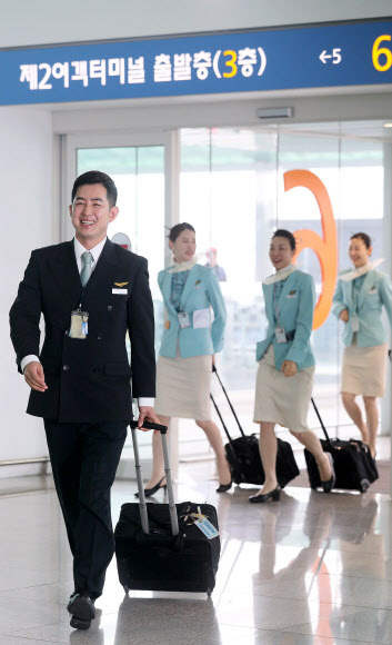 ’땅콩 회항’ 사건 피해자 박창진 전 대한항공 사무장이 병가를 마치고 11일 오전 인천공항 제2터미널로 출근하고 있다.  연합뉴스