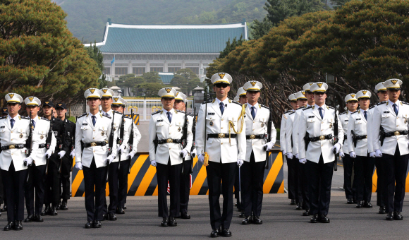 청와대 경비대 근무교대식이 처음으로 11일 청와대 앞길에서 열렸다. 경비대는 청와대 앞길 개방 이후 시민들에게 친숙한 경호의 모습과 볼거리 마련을 위해  매수 수요일 오전 09시 30분 주 1회 근무교대식을 실시할 예정이다. 2018. 05. 11  안주영 기자 jya@seoul.co.kr