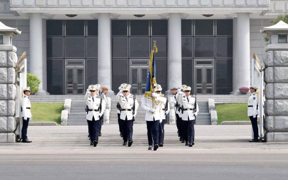청와대 경비대 근무교대식이 처음으로 11일 청와대 앞길에서 열렸다. 경비대는 청와대 앞길 개방 이후 시민들에게 친숙한 경호의 모습과 볼거리 마련을 위해  매수 수요일 오전 09시 30분 주 1회 근무교대식을 실시할 예정이다. 경비대원들이 영빈관을 출발해 청와대 앞길로 향하고 있다. 2018. 05. 11  안주영 기자 jya@seoul.co.kr